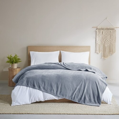 Clean Spaces Casual Polyester Plush Blanket with Blue LCN51 0007