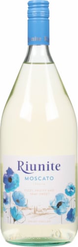 Riunite Trebbiano Moscato White Wine Perspective: front