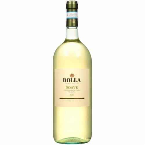 Bolla Soave Italy White Blend Wine Perspective: front