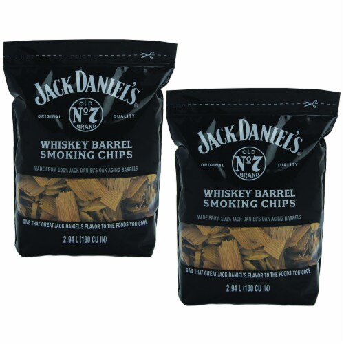 Jack Daniel's Whiskey Barrel Smoking Oak Wood Chips, 180 Cubic Inches (2 Pack) Perspective: front