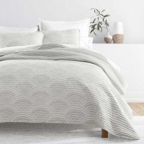 Linen Studio™ Soft Quilt Coverlet Bedding Set - Pattern/Solid Reversible Perspective: front