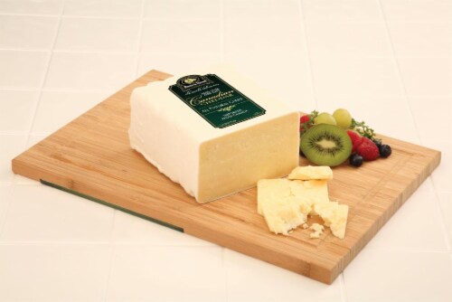 Boar's Head Canadian Cheddar Cheese Fresh Sliced Deli Cheese Perspective: front