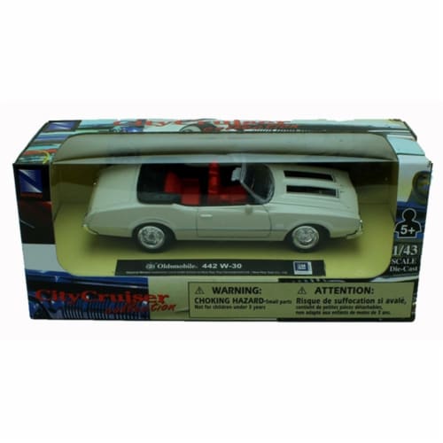 NewRay Toys 1:43 Scale Die-Cast White Oldsmobile 442 W-30 Perspective: front