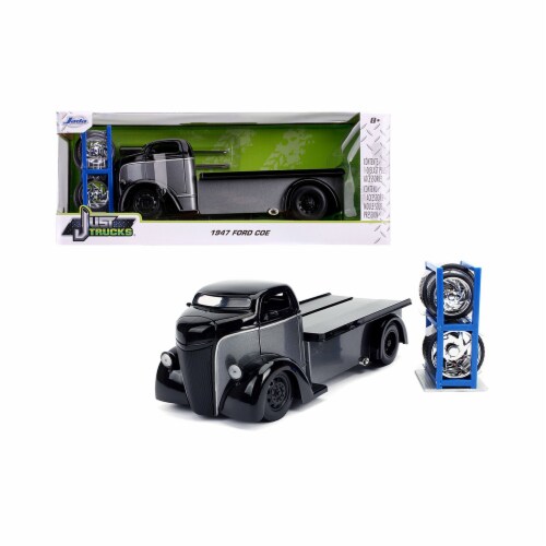 Jada JA31540 1947 Ford COE Flatbed Tow Truck Gray & Black with Extra Wheels Just Trucks Serie Perspective: front