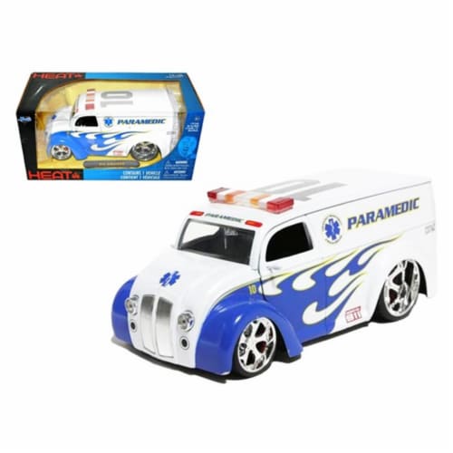 Jada 96237 Div Cruiser Bus Paramedics Ambulance 1-24 Diecast Model Car Perspective: front