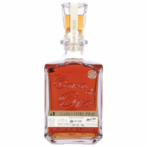 Cava de Oro Extra Anejo Tequila Perspective: front