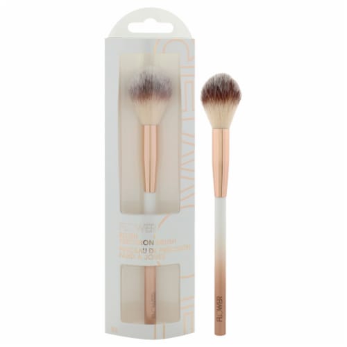 Flower Master Blush Brush B3 Perspective: front