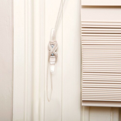 Dreambaby Clear Plastic Blind Cord Wraps 4 pk Dreambaby Clear Plastic Blind Cord Wraps 4 pk
