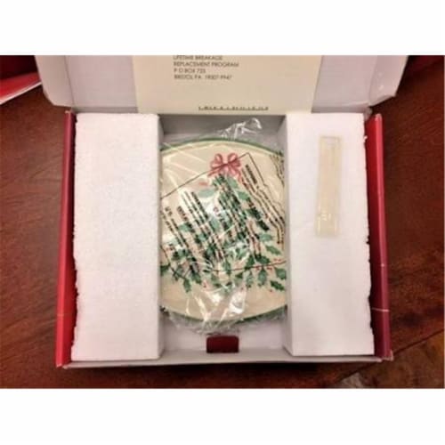 Lenox 870020 Holiday Dinnerware Carved Trivet Perspective: front