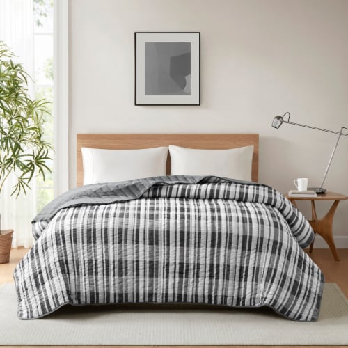 Everyday Living Microfiber Quilt - Queen Perspective: front