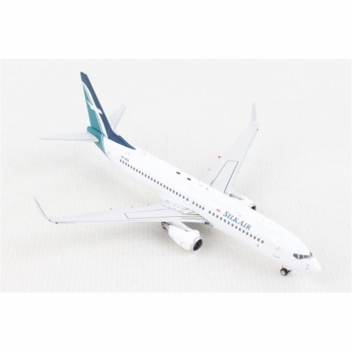 Phoenix Diecast PH2156 1-400 Scale No.9V-Mgq Reg Silk Air 737-800 Model Airplane Perspective: front