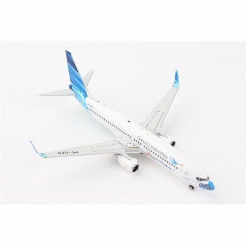 Phoenix Diecast PH2173 1-400 Scale No.PK-GFQ Reg Garuda 737-800 Mask2 Model Airplane Perspective: front