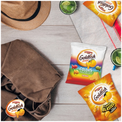 Goldfish Dynamic Duo Variety Pack Colors Cheddar & Flavor Blasted Xtra Cheddar Snack Packs Perspective: left