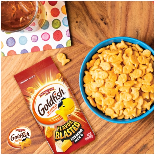 Goldfish® Flavor Blasted Cheddar Jack'd Baked Snack Crackers Perspective: left