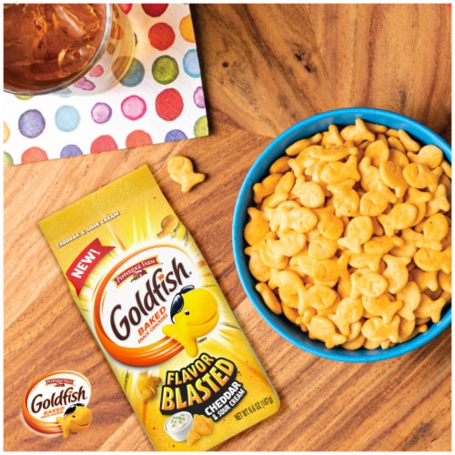Goldfish® Flavor Blasted Cheddar & Sour Cream Flavored Snack Crackers Perspective: left