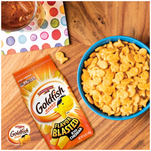 Goldfish Flavor Blasted Xtra Cheddar Cheese Crackers Perspective: left