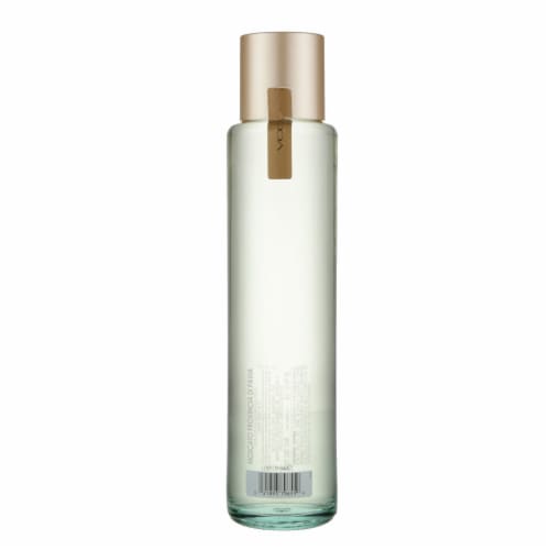 Voga Moscato Italy White Wine Perspective: left