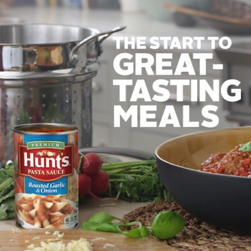 Hunt's Roasted Garlic & Onion Pasta Sauce Perspective: left