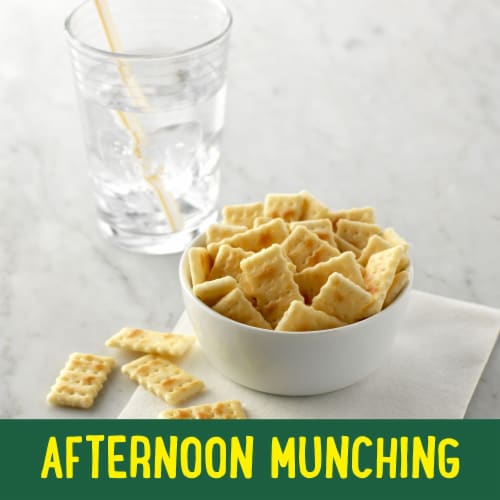 Club Original Snack Crackers Perspective: left
