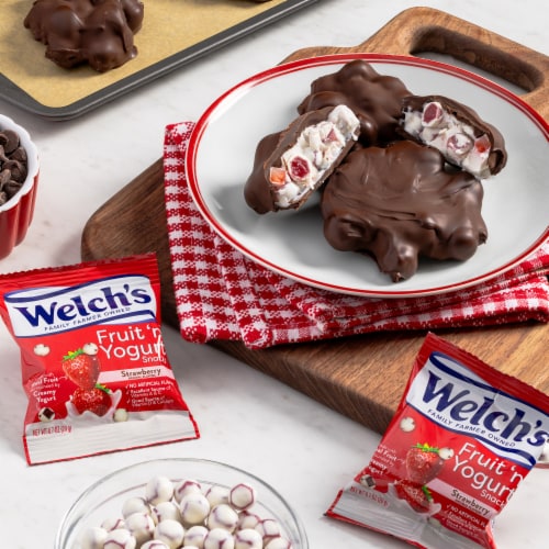 Welch's Strawberry Fruit n Yogurt 0.7oz Pouches - 8ct Box Perspective: left