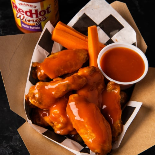 Frank's RedHot® Buffalo Garlic Wing Sauce Perspective: left