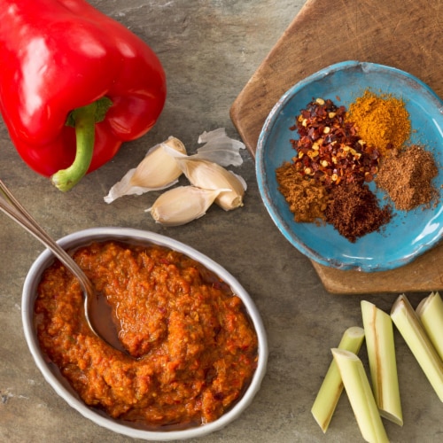 McCormick Gourmet Organic Hot Madras Curry Powder Perspective: left