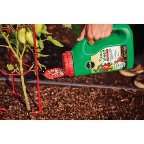 Miracle-Gro Shake 'n Feed 4.5 Lb. Tomato, Fruit & Vegetable Plant Food 3002610 Perspective: left