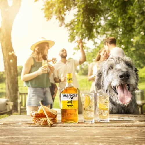 Tullamore D.E.W. Honey Scotch Perspective: left