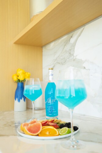 Alize Bleu Passion Liqueur Perspective: left