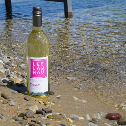 Leelanau Cellars Lakeshore Collection Moscato White Wine Perspective: left