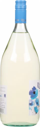 Riunite Trebbiano Moscato White Wine Perspective: left