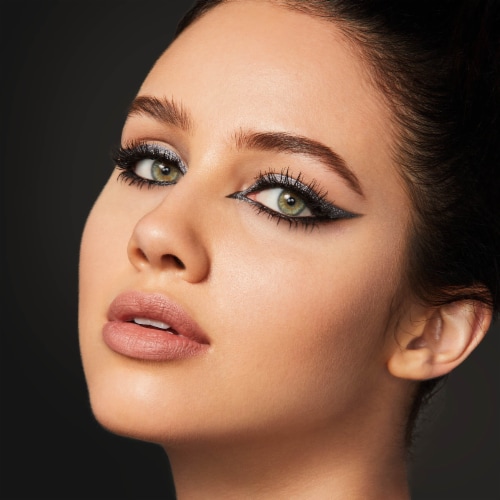 Kiss Magnetic Eyeliner/Eyelash Kit 01 Perspective: left