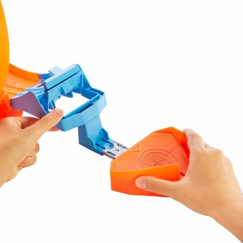Hot Wheels Loop Stunt Champion Track Set with Dual-Track Loop, Dual Launch Perspective: left