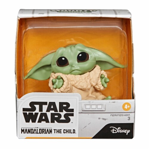 Star Wars™ The Bounty Collection The Child Hold Me Pose Perspective: left