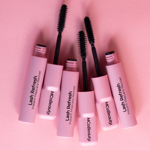 MCoBeauty Lash Refresh Instant Mascara Reviver Gently Detangles And Rejuvenates Lashes - Black Perspective: left