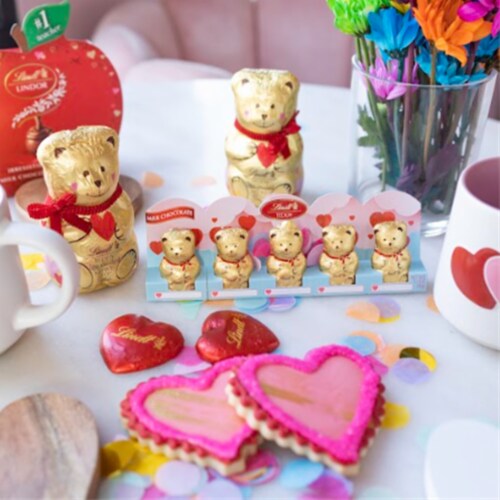Lindt TEDDY Valentine's Day Milk Chocolate Candy Pack Perspective: right
