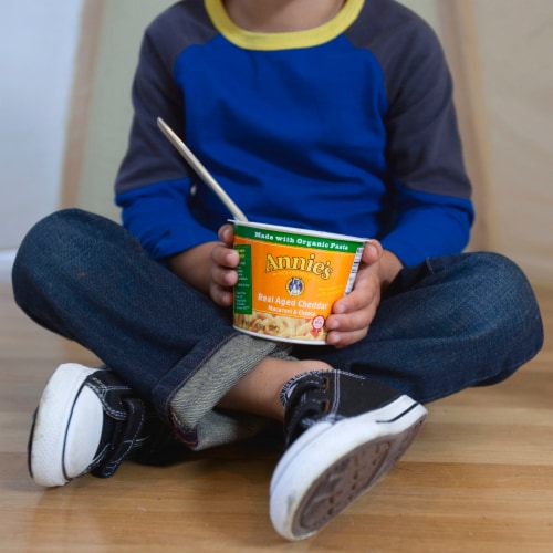 Annie's Real Aged Cheddar Mac N Cheese Macaroni and Cheese Dinner Cups 4PK Perspective: right