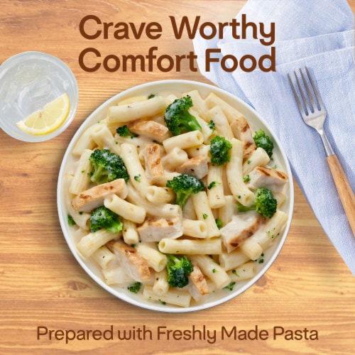Lean Cuisine Favorites Alfredo Pasta with Chicken & Broccoli Frozen Meal Perspective: right