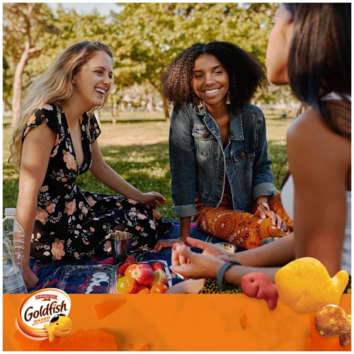 Goldfish Crackers Big Smiles Variety Pack with Cheddar Colors and Pretzels Snack Packs Perspective: right
