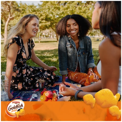 Goldfish® Cheddar Cheese Crackers On-the-Go Snack Packs Perspective: right