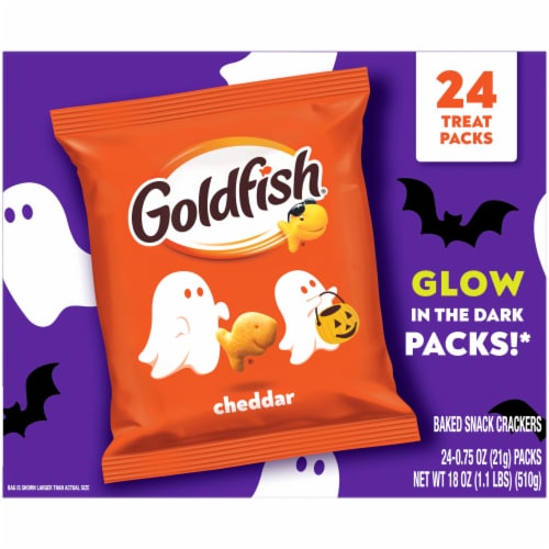 Goldfish Halloween Cheddar Cheese Crackers Multipack Perspective: right