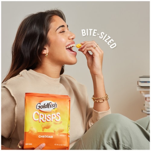 Goldfish® Crisps Cheddar Cheese Crisps Crackers Perspective: right