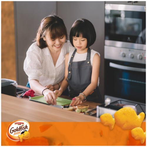 Goldfish® Baby Cheddar Cheese Crackers Perspective: right