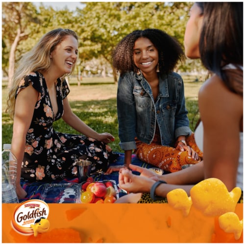 Goldfish® Cheddar Cheese Crackers On-the-Go Snack Packs Perspective: right