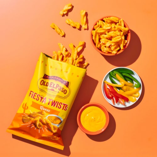 Old El Paso Queso Cheese Fiesta Twists Crispy Corn Snacks Chips Bag Perspective: right