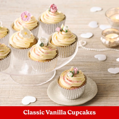 Betty Crocker Favorites Super Moist Vanilla Flavored Cake Mix Perspective: right