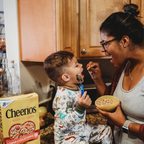 Original Cheerios Gluten Free Breakfast Cereal Perspective: right