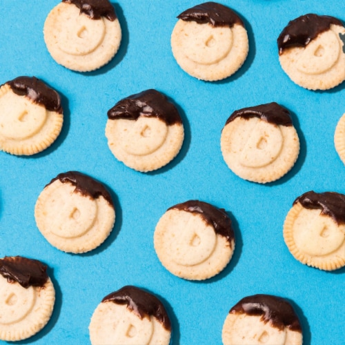 DunkAroos Vanilla Cookies and Chocolate Frosting Perspective: right