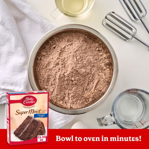 Betty Crocker™ Super Moist™ Chocolate Fudge Cake Mix Perspective: right