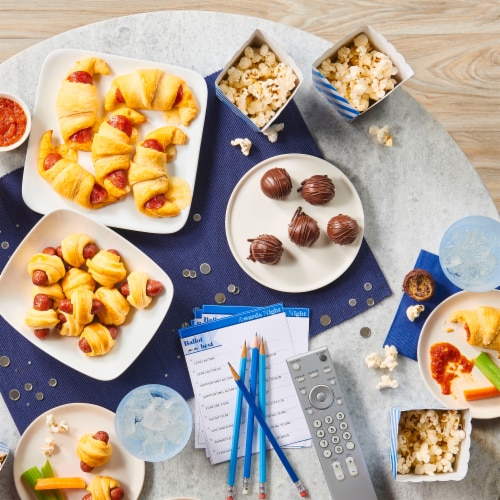 Pillsbury™ Butter Flake Canned Crescent Rolls Refrigerated Pastry Dough Perspective: right